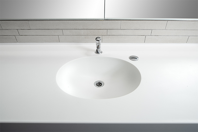 Centro commerciale Il Grifone (Bassano del Grappa). Le superfici dei bagni in Corian<sup>®</sup> Glacier White  sono state ripristinate alla loro condizione originale. Foto: Linea Pannelli.