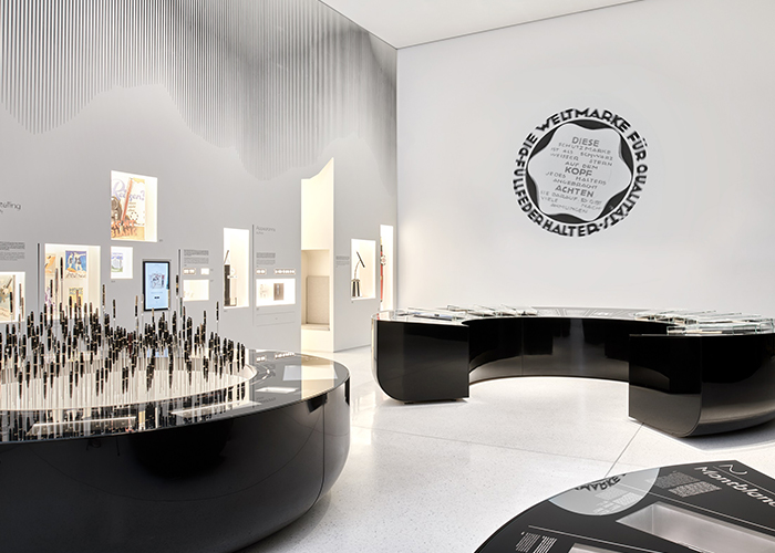 Montblanc Haus, Amburgo. Espositori in Corian<sup>®</sup> Deep Nocturne con finitura lucida a specchio e schermi multimediali incorporati. Le penne sono piantate come alberi in uno zoccolo retroilluminato in Corian<sup>®</sup> Glacier Ice. Nicchia ricavata in una parete di Corian<sup>®</sup> Glacier Ice. Design di Projectiles; realizzazione di Crea Design; immagini di Daniel Schafer, tutti i diritti riservati.