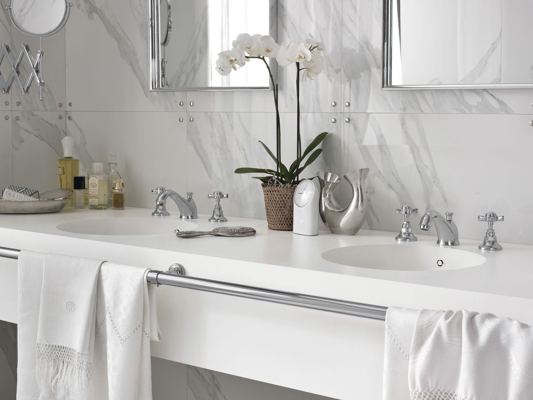 sites/corian.it/IMG/jpg/bathroom-surface-modern-retro-purity-01.jpg